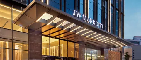 Ingresso illuminato dell'hotel JW Marriott dalla newsletter per gli ospiti della struttura