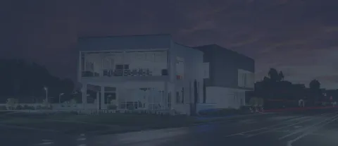 Edificio per uffici di Pineywoods Benefits al crepuscolo, dalla guida ai benefit