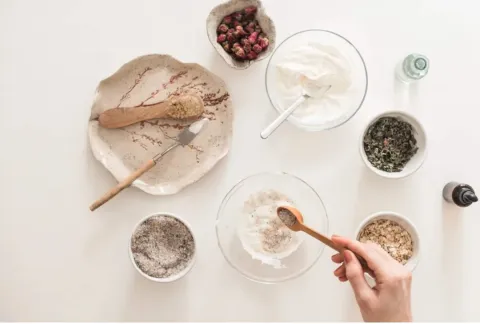 Ingredienti cosmetici, oli e strumenti per la formulazione su una superficie bianca, dal catalogo Ellemental
